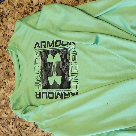 Boys under Armour long sleeve - Picture 1 of 3